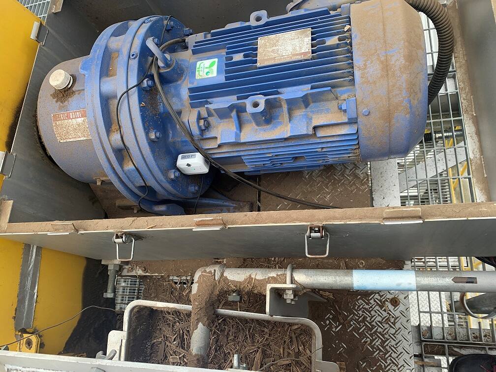 軸受や減速機の振動が伝わりやすい場所にマグネットで設置